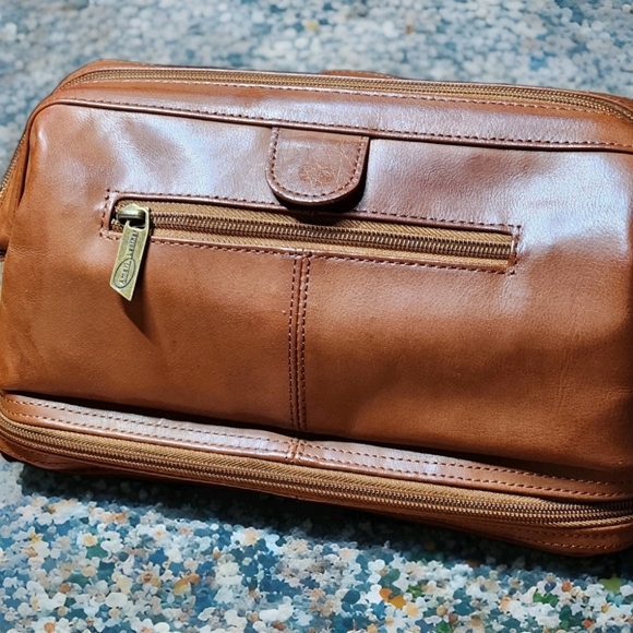 AmeriLeather Genuine Leather  Toiletry Bag - Picture 1 of 9
